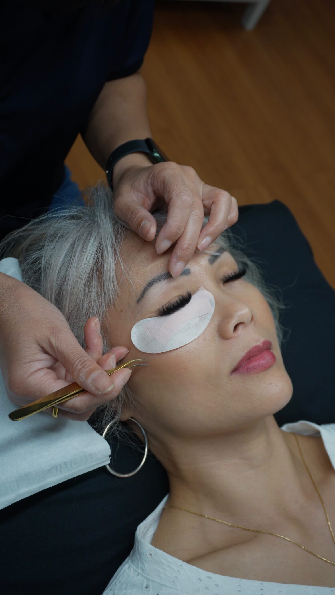 Aileen applying lash extensions