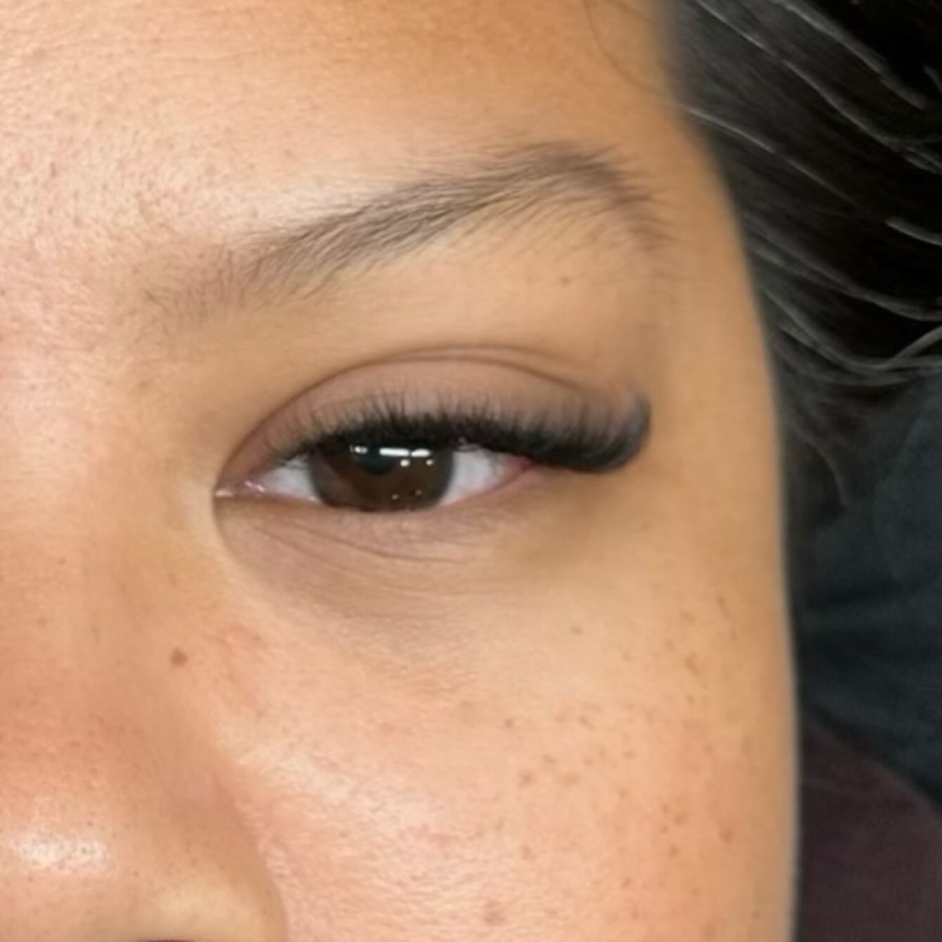 Natural lash enhancement — single eye