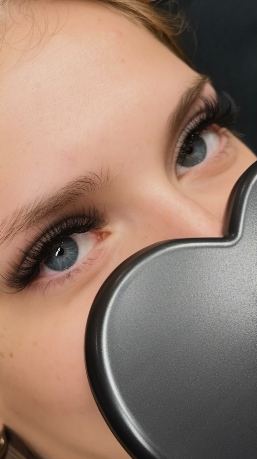 Dramatic volume lashes in heart mirror